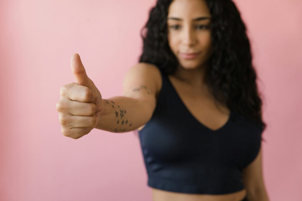 how to sell a service - thumbs up for good service picture