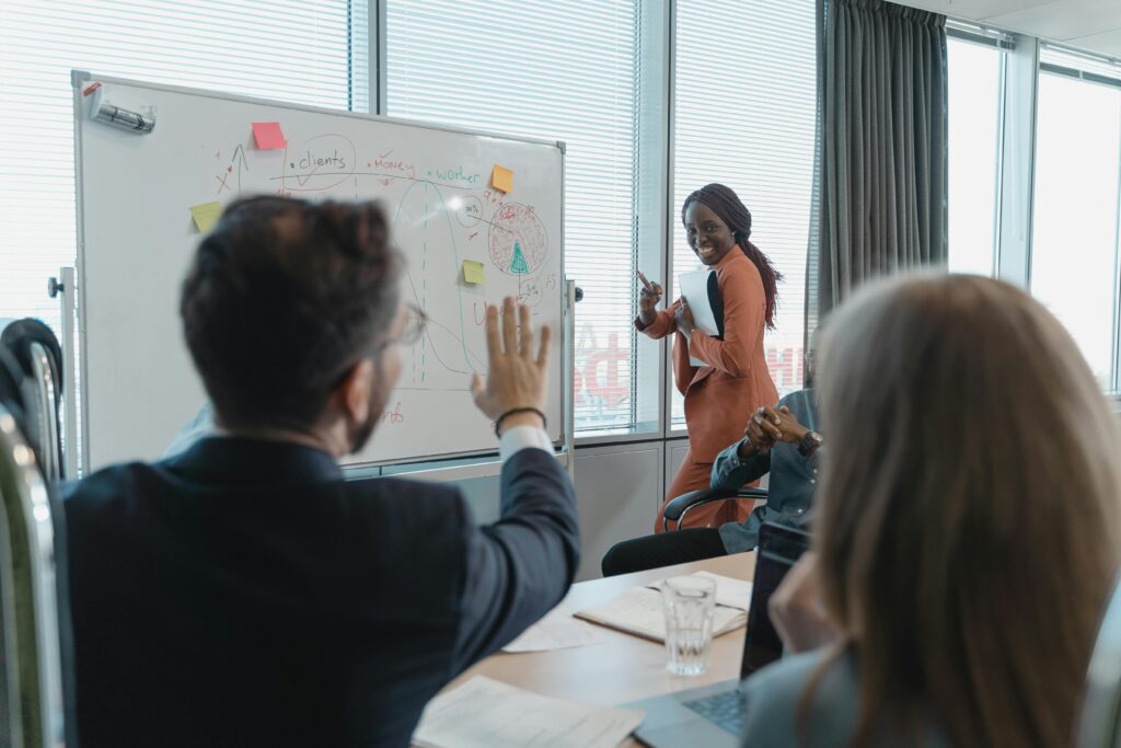 about finvisor - meeting room with entrepreneurs